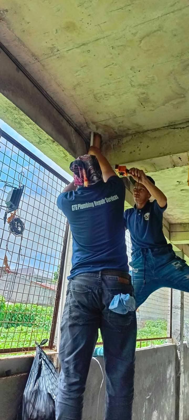 Overhead pipe installation